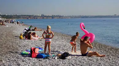 Antalya’da Mevsimler Karıştı: Kasım Ayında Deniz Sefası Sürüyor!